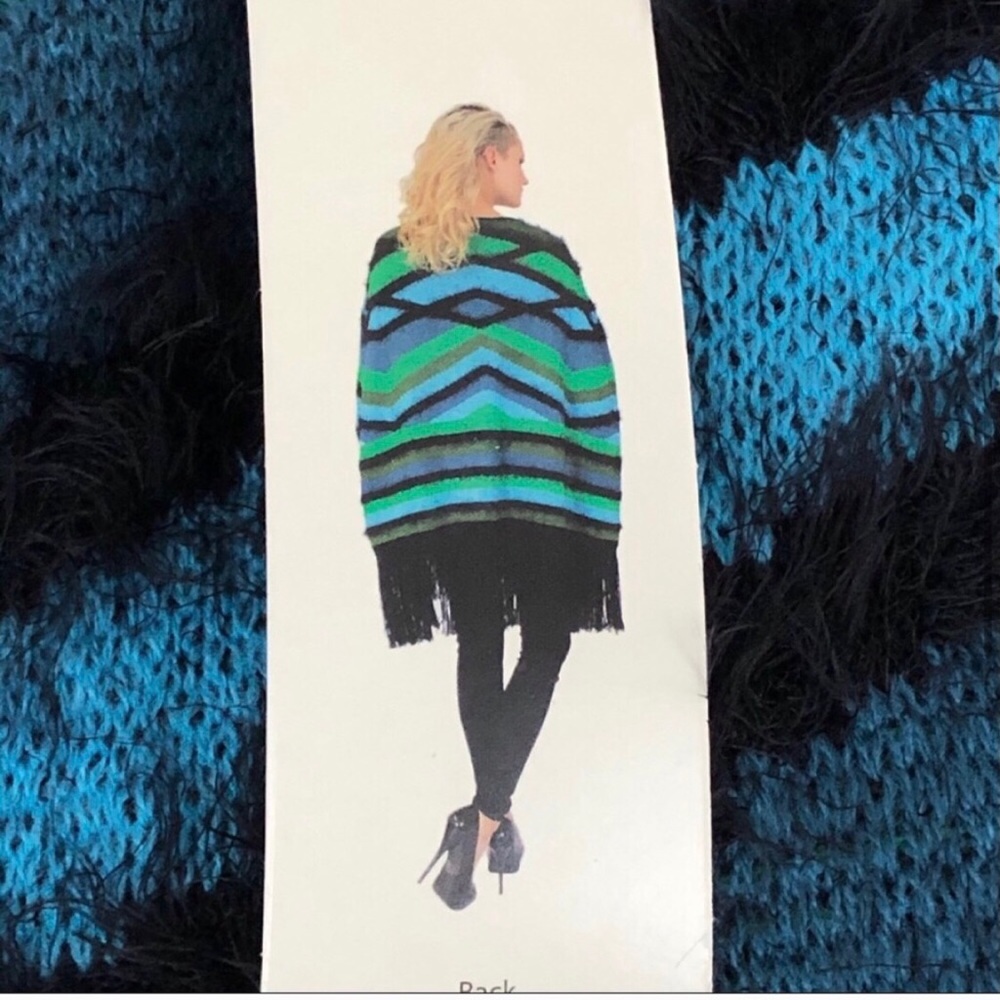 Vertigo Cozy Shawl Cape Poncho Shrug Sweater Fringe NEW Size Small Medium - Picture 5 of 10